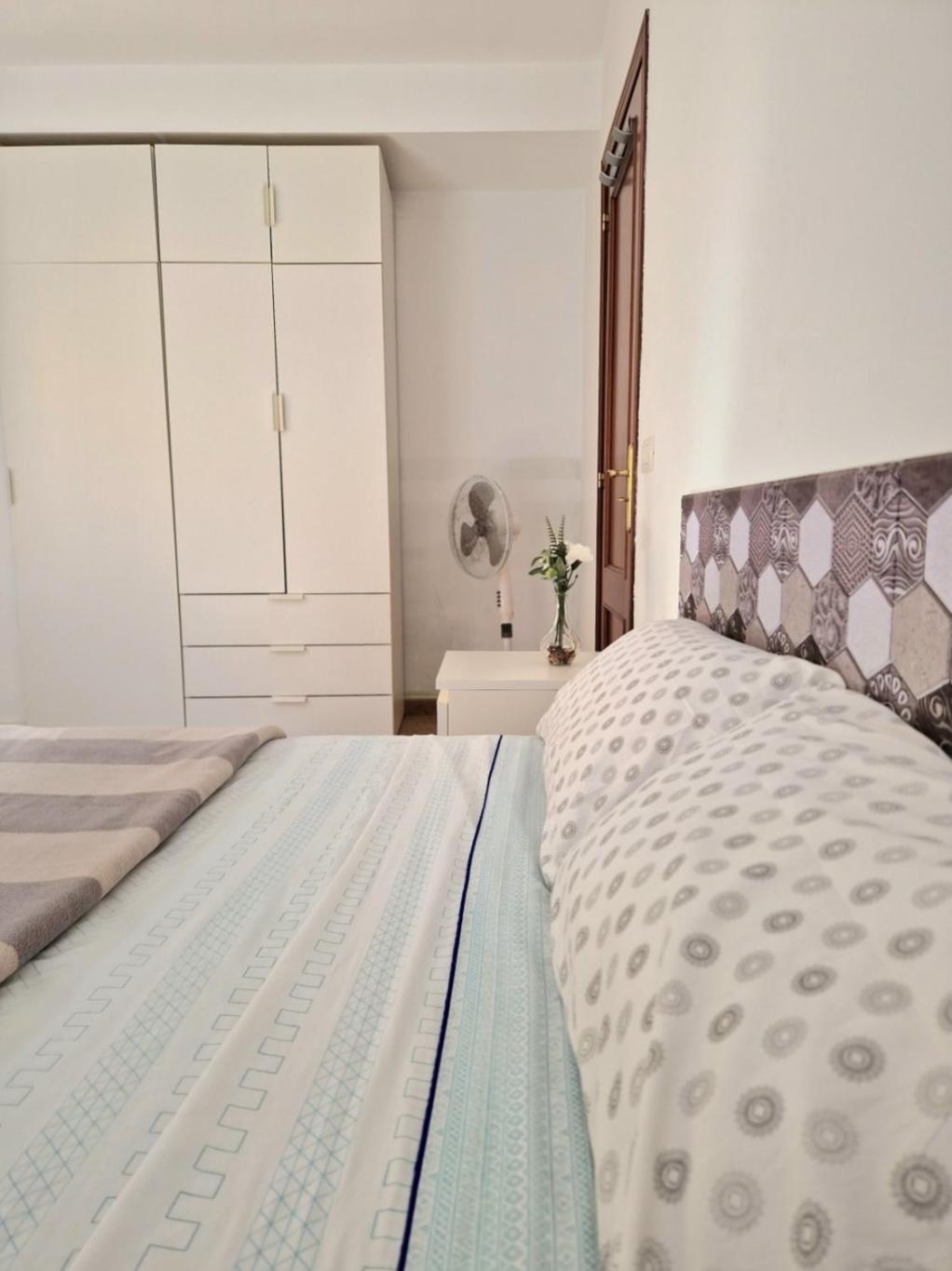 Spacious Independent Chalet Next The Airport - Sea Сан Исидро Екстериор снимка
